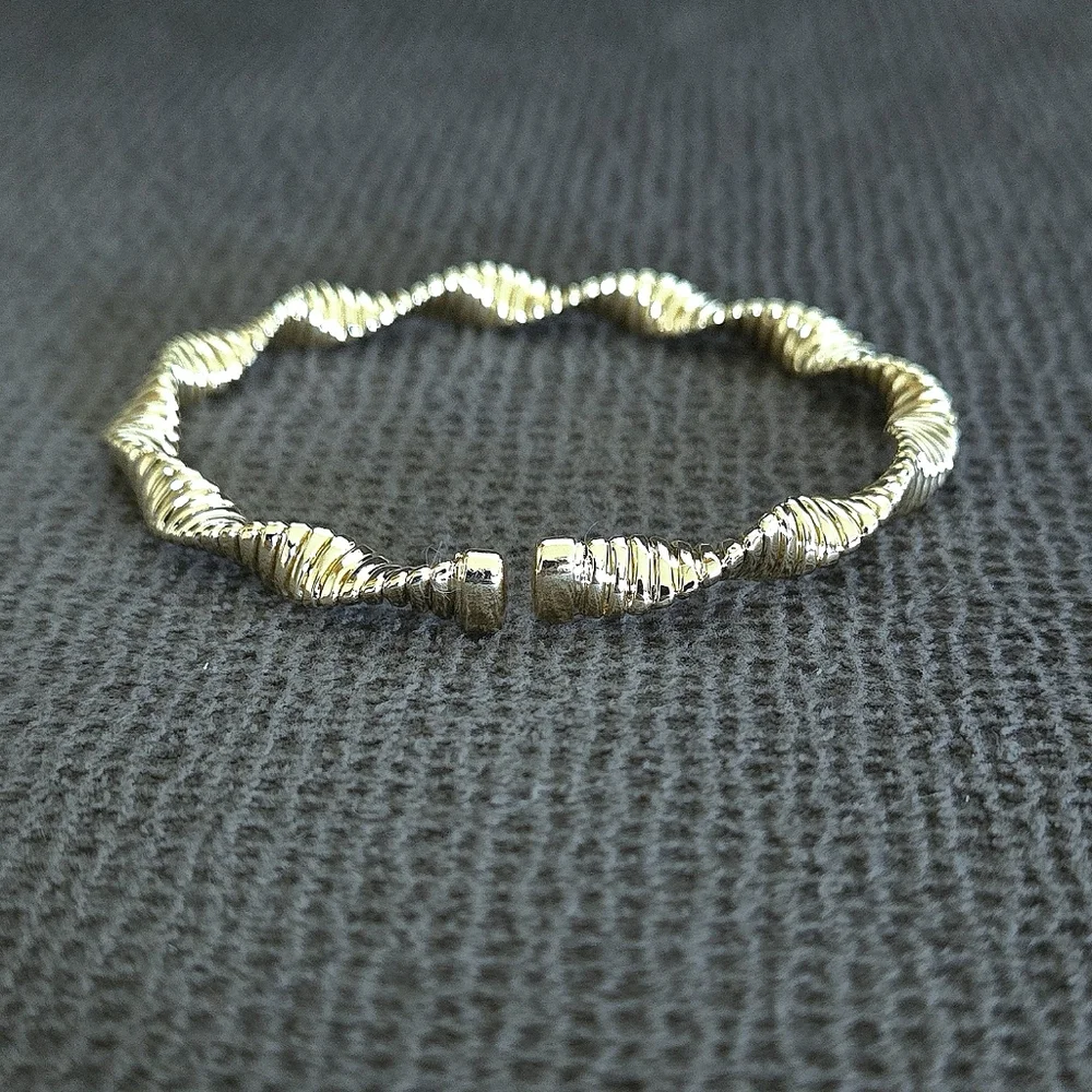 Caldelli Twisted🧬 Gold💛 Flexible Cuff Bracelet - NWT - Picture 14 of 16